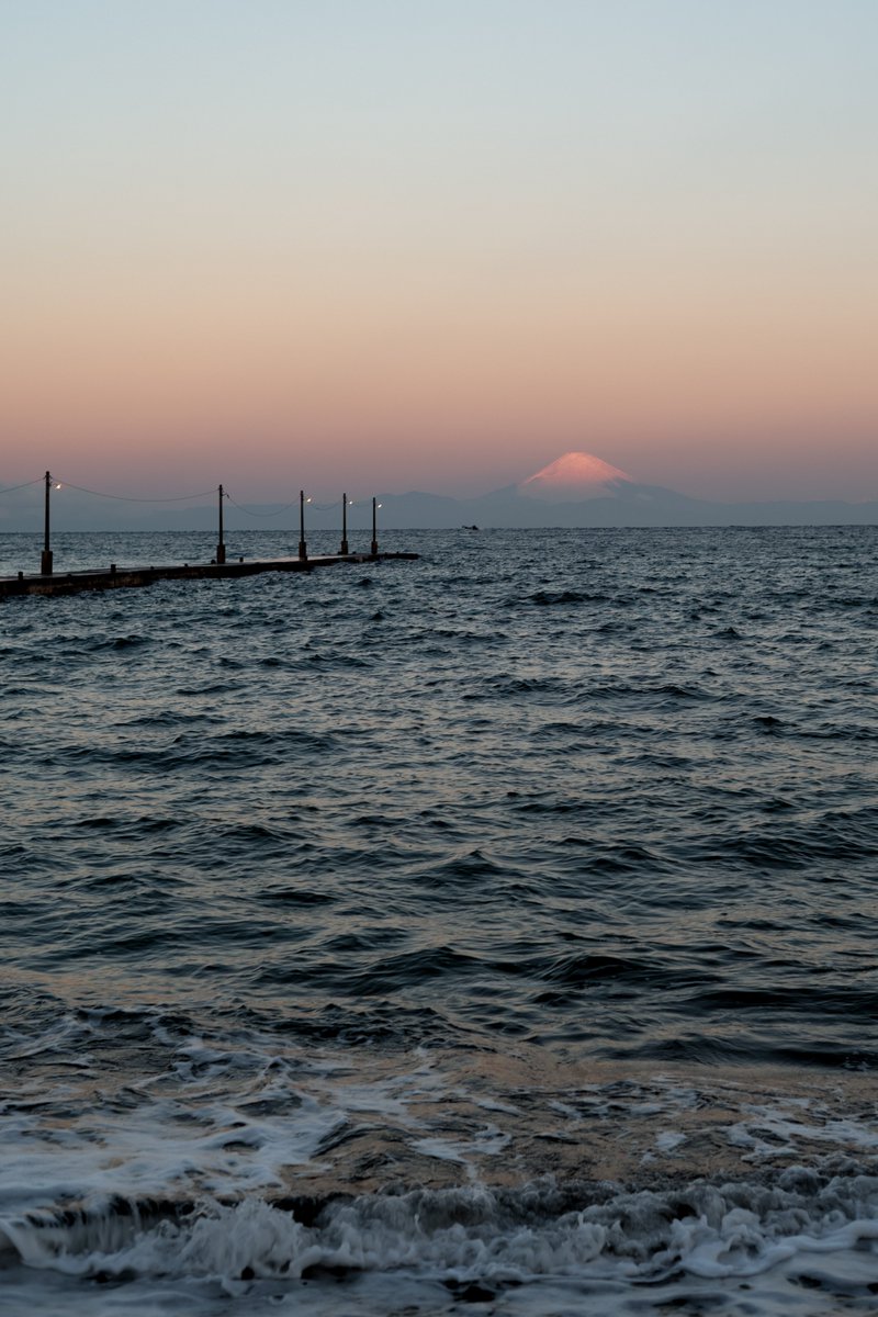 BarcaRosso's tweet photo. Dawn quietly touches the peak of Mt. Fuji while the sea is still restless.
From Haraoka Pier in Chiba, the first light paints the mountain in a soft glow—one of those fleeting moments that disappears as quickly as it arrives.
Shot on Leica M10-D with the legendary Summilux 50mm f/1.4 (1st).
Some mornings are worth waking up for.

#Leica #LeicaM10D #LeicaPhotography #LeicaLens #Summilux #Summilux50 #LeicaUsers #Rangefinder #LandscapePhotography #Seascape #MtFuji #Fuji #JapanLandscape #JapanPhotography #Chiba #Tomiura #SunrisePhotography #MoodyGrams #VisualPoetry #StayAndWander