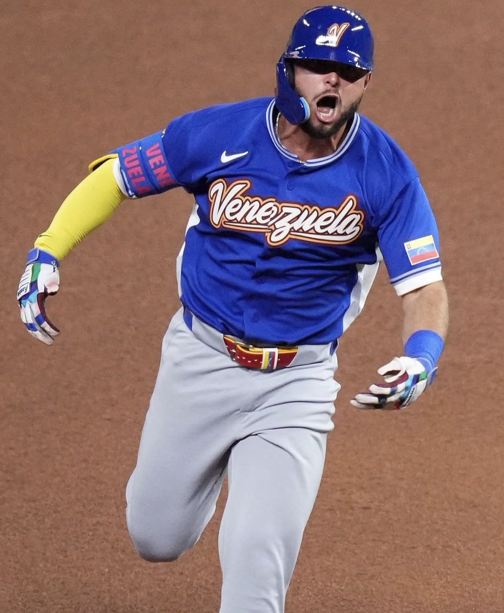 BOSSportsGordo's tweet image. Red Sox moving onto the WBC semifinals:

🇺🇸 Roman Anthony
🇺🇸 Garrett Whitlock
🇻🇪 Wilyer Abreu
🇻🇪 Willson Contreras
🇻🇪 Ranger Suarez
🇩🇴 Brayan Bello
🇮🇹 Greg Weissert
🇮🇹 Mickey Gasper

Heading back to the Fort:

🇯🇵 Masataka Yoshida
🇵🇷 Jovani Moran
🇵🇷 Eduardo Rivera

Already back: