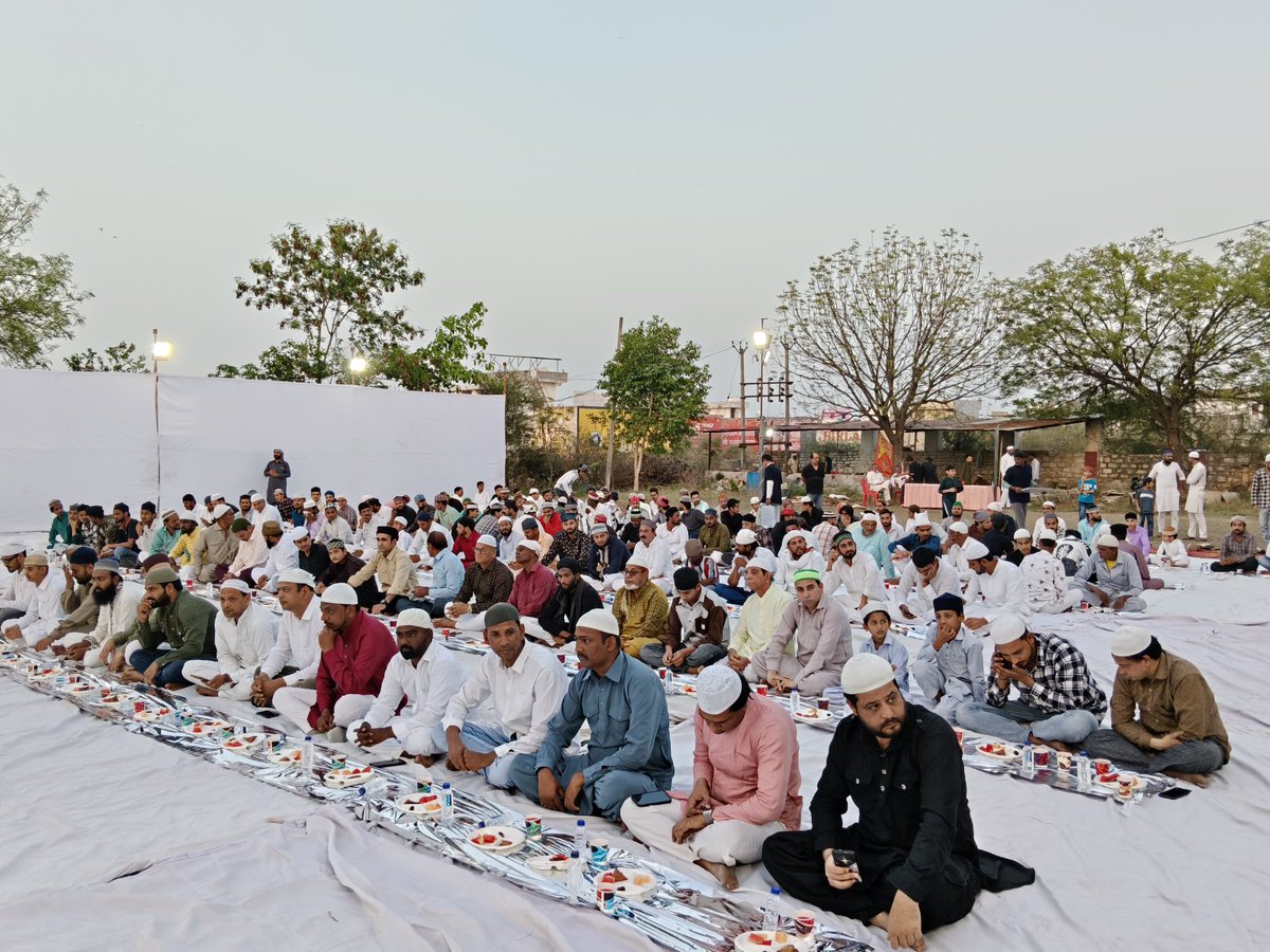 आज झालावाड़ के केजीएन एजुकेशन सोसायटी कॉलेज में आयोजित रोज़ा इफ्तार कार्यक्रम में जन नायक श्री कैलाश जी मीणा शामिल हुई।
इस भव्य आयोजन के लिए केजीएन चेयरमैन श्री सलीम भाई को हार्दिक बधाई एवं शुभकामनाएं।
ऐसे आयोजन समाज में आपसी भाईचारे, सौहार्द और एकता को और अधिक मजबूत करते हैं।