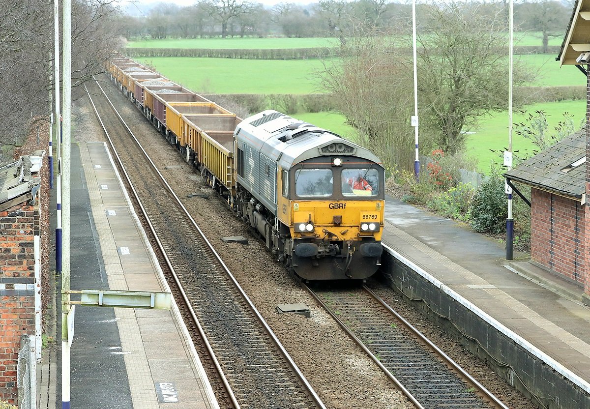Steam1957Loco's tweet photo. The weather has changed again with grey skies and drizzle as 66789 passes Plumley with 6G59 Chinley / Basford working.
@GBRailfreight https://t.co/hwnBzQaqEl