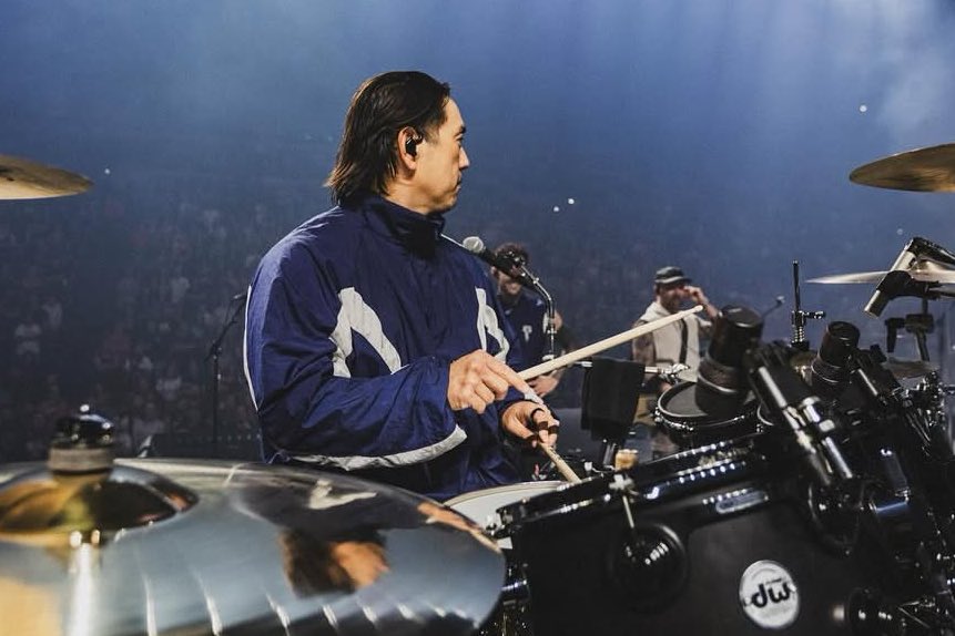 HAPPY BIRTHDAY TO THE GREATEST MR HAAAAAAAHN🥳💙
the most chaotic part of this very serious band, keep being awesome!!
we love you Joe <a href="/joehahnLP/">Joe Hahn</a>🫶