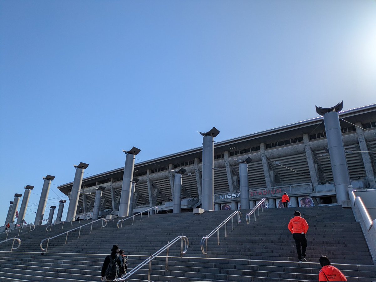 ryoookko's tweet photo. 逸る気持ちを抑えきれず、日産スタジアムに行ってきた！！
結果威圧感が凄過ぎて完全に怖気づいて帰宅…… https://t.co/ktXvjfwSUZ