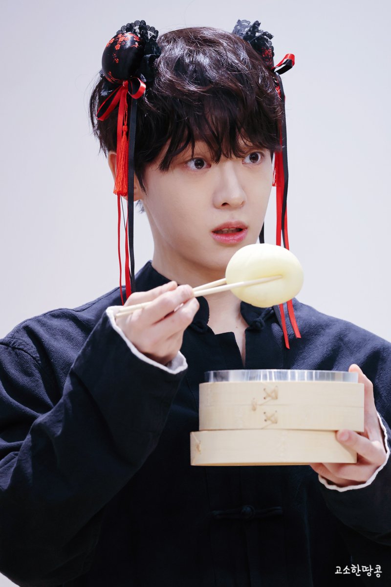 귀요미야 뭐하니..
차기작 소식이나 스케 좀..주라..😢

만두 한입 달라하면 2짤처럼 눈똥그랗게 뜨고 쳐다볼거같다....아니야..너 다 먹어..그래..

#이태빈