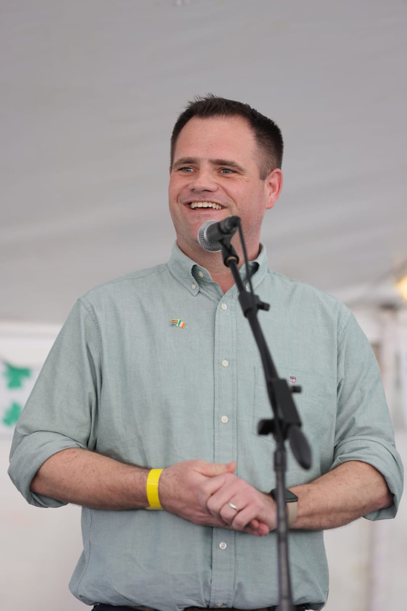 IrlEmbPretoria's tweet photo. Welcome to Cape Town, Minister @nealerichmond! Africa’s biggest #StPatricksDay ☘️fest is underway in South Africa’s Mother City. 🇮🇪Ireland’s vibrant community in 🇿🇦 helps nurture heartfelt connections that bridge our two nations. What’s your 💚favorite St Patrick’s tradition? https://t.co/7UEuj17kmN
