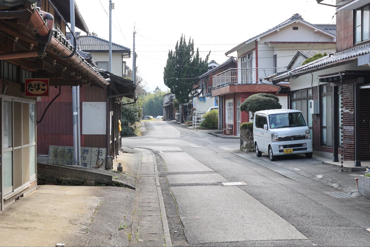 Power_Level_5's tweet photo. 愛媛県伊予市・国道56号旧道の白看。「大洲双海」の白看は民家の横にありました。「犬寄峠」の白看は倒れていました🥲 https://t.co/S7KwOO42z7