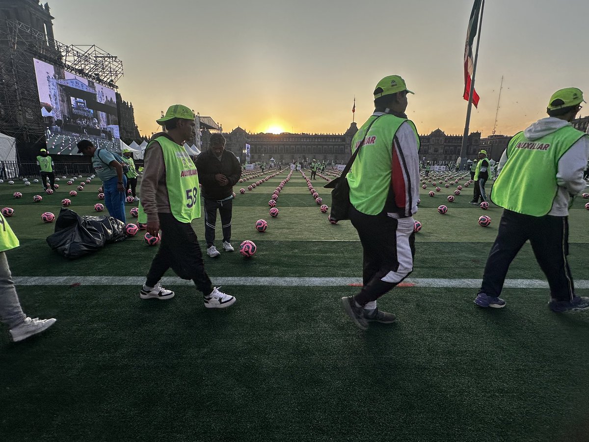alefrausto's tweet image. Se alista la clase de futbol más grande del mundo en el corazón del país #zocalo @clara_brugada_m @SECTUR_mx @DeporteCDMX @GobCDMX
