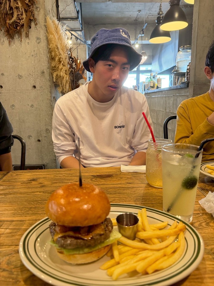 muro89baseball's tweet photo. 【部員紹介】

①高橋宗太郎　たかはしそうたろう
②札幌藻岩高校
③ファースト
④ゴミ拾い、今活
⑤ ピンチはチャンス
⑥神宮行くぞ！

①名前、（漢字、ひらがな）
②出身高校
③ポジション
④趣味
⑤座右の銘
⑥今年の目標 https://t.co/xLTCMvWbWh