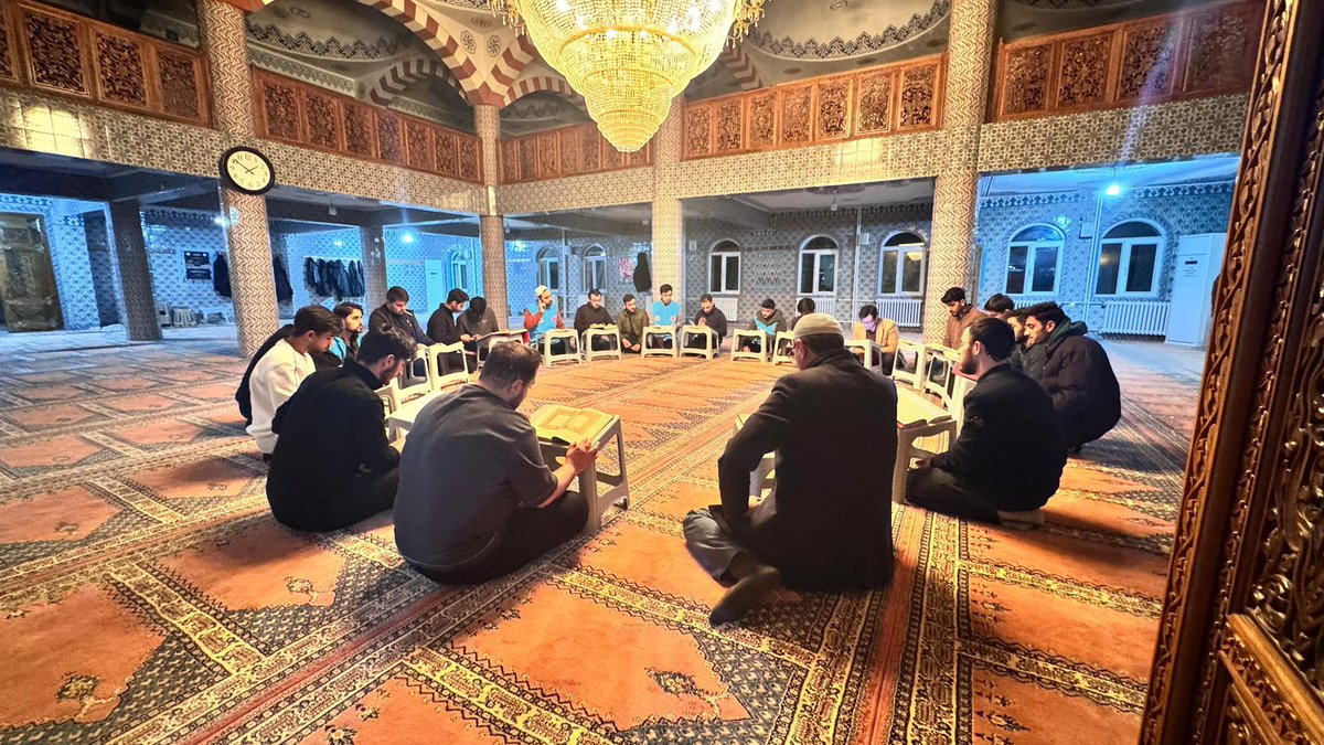 BitlisKYGM's tweet photo. Öğrencilerimiz Hikmet Kiler Camii'sinde aziz şehitlerimiz için hatim programı gerçekleştirildi.🤲

📍Beş Minare Yurdu https://t.co/DgpvO2J4NK