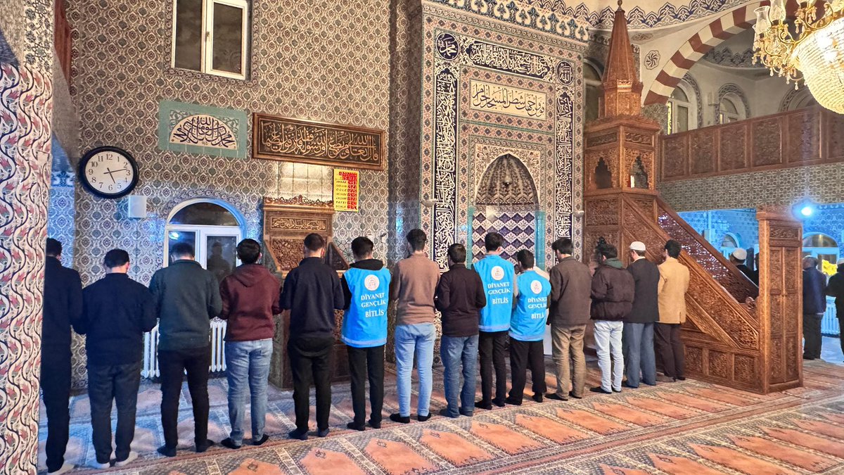 BitlisKYGM's tweet photo. Yurt öğrencilerimiz Hikmet Kiler Camii'sini ziyaret ederek namaz buluşması ardından sahur programı gerçekleştirdi.
#YurdumdaRamazan

📍Beş Minare Yurdu https://t.co/Y6xZ1MdMG2