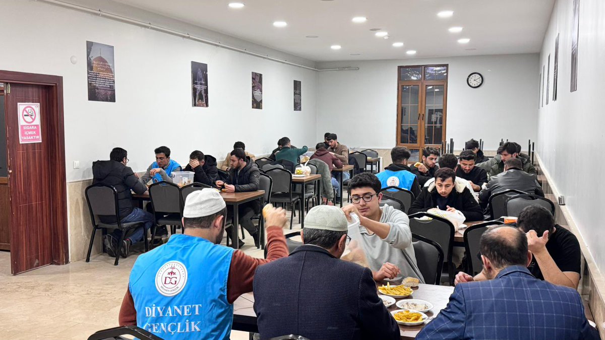 BitlisKYGM's tweet photo. Yurt öğrencilerimiz Hikmet Kiler Camii'sini ziyaret ederek namaz buluşması ardından sahur programı gerçekleştirdi.
#YurdumdaRamazan

📍Beş Minare Yurdu https://t.co/Y6xZ1MdMG2