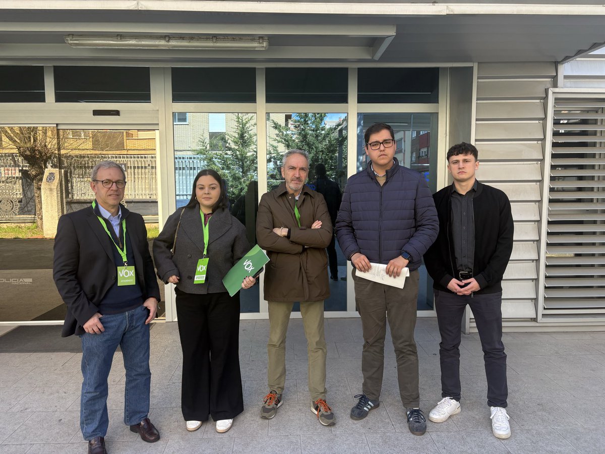 albertodiazpico's tweet photo. Denunciada la agresión a los apoderados de VOX en las Delicias. Les han escupido y arrancado credenciales.
Eso es a lo que ellos llaman democracia.
Son gente joven y catalanes. Acostumbrados a bregar con “demócratas” https://t.co/IH3xsTbxj0
