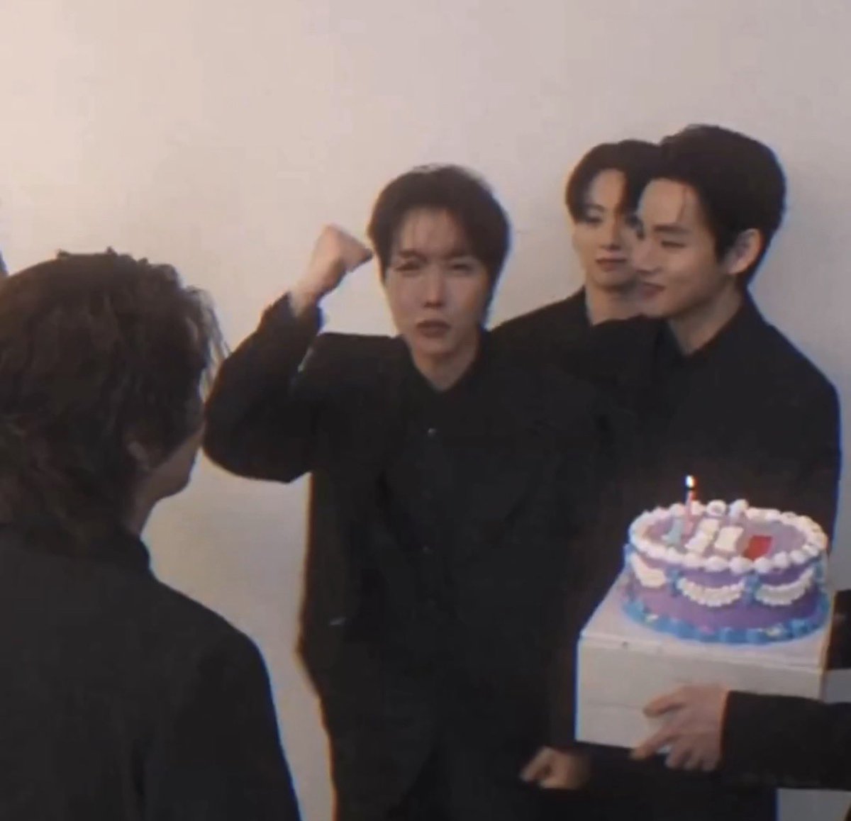 ตั้งแต่เขาให้เปิดตี๋น้อยกุกวีฮีก็ไม่ห่างกันเลยนะ😌