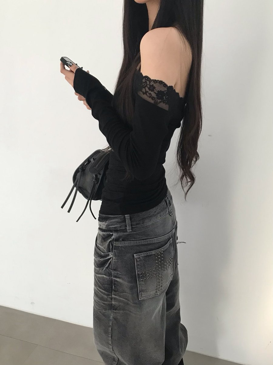 #광고 #RT 추첨을 통해 총 세 분께
일리오 롱 슬리브 제품을 보내 드립니다 ♥︎

- Black Biker windbreaker jacket
- Black Biker layer shorts
- Black lace off shoulder longsleeve

🔗 musinsa.com/content/147605…