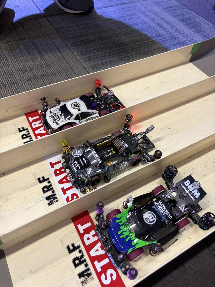 goigoichi4wd's tweet image. 前回、裏キリボディを褒めてくれたお二人がリスペクトしてくれました！
いつも最高にクールなマシンを作る2人に褒められて51CLUBってステッカーまで作ってくれて感無量！
僕もカッコいいマシン作り頑張ります！
@shoppey1 
@Kazimodo2917 
#裏キリ
#blockheadmotors
#evilwire 
#51club