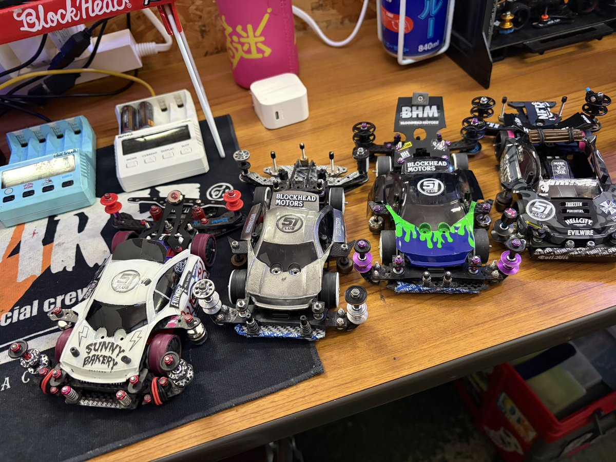 goigoichi4wd's tweet image. 前回、裏キリボディを褒めてくれたお二人がリスペクトしてくれました！
いつも最高にクールなマシンを作る2人に褒められて51CLUBってステッカーまで作ってくれて感無量！
僕もカッコいいマシン作り頑張ります！
@shoppey1 
@Kazimodo2917 
#裏キリ
#blockheadmotors
#evilwire 
#51club