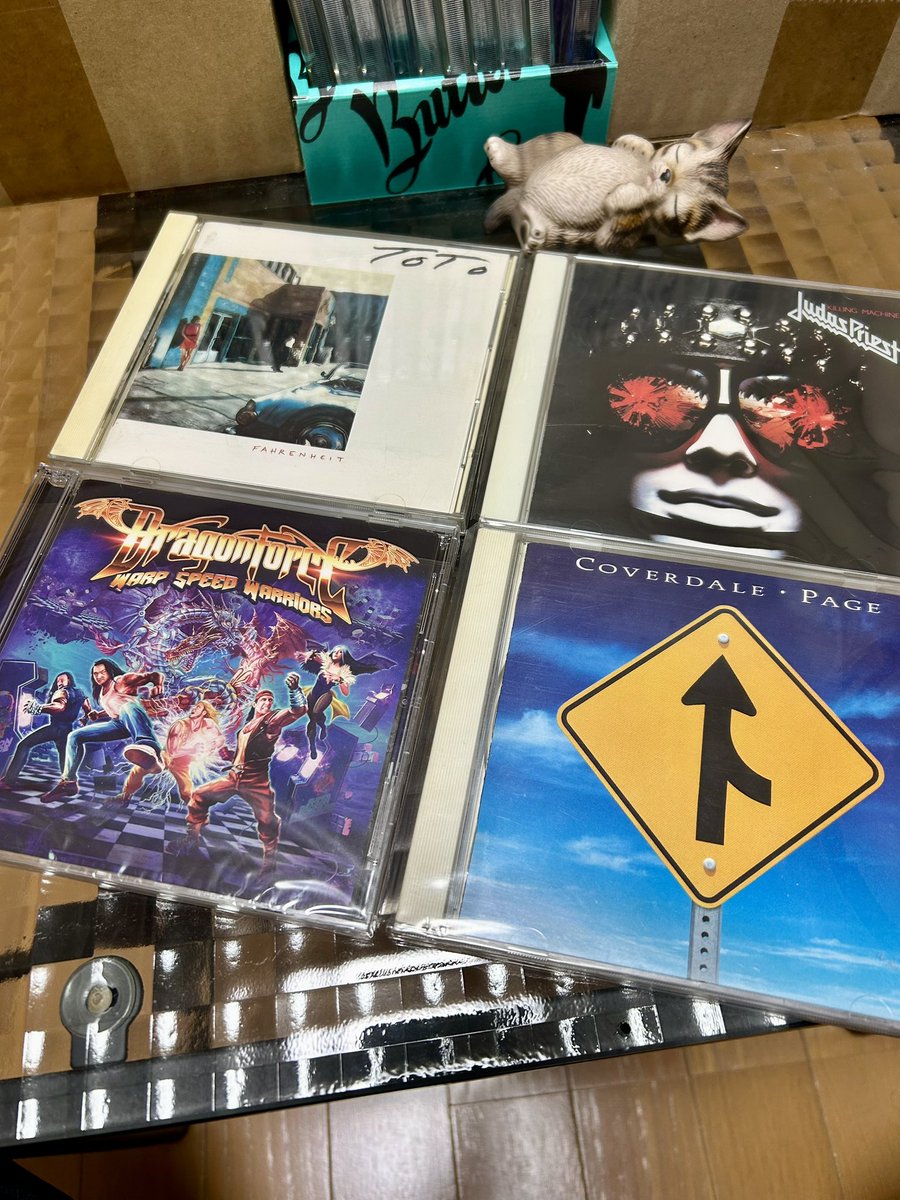 DreamCh24621504's tweet image. Hi, guys.
Did you enjoy your weekend?
I listened to these CDs on March 15th, 2026.

Fahrenheit / Toto🇺🇸
R.I.P. #MikePorcaro ✝️

Killing Machine / Judas Priest🇬🇧
R.I.P. #LesBinks ☦️

#WarpSpeedWarriors / DragonForce🇬🇧
#CoverdalePage / Coverdale-Page🇬🇧

I gotta get through Monday.
