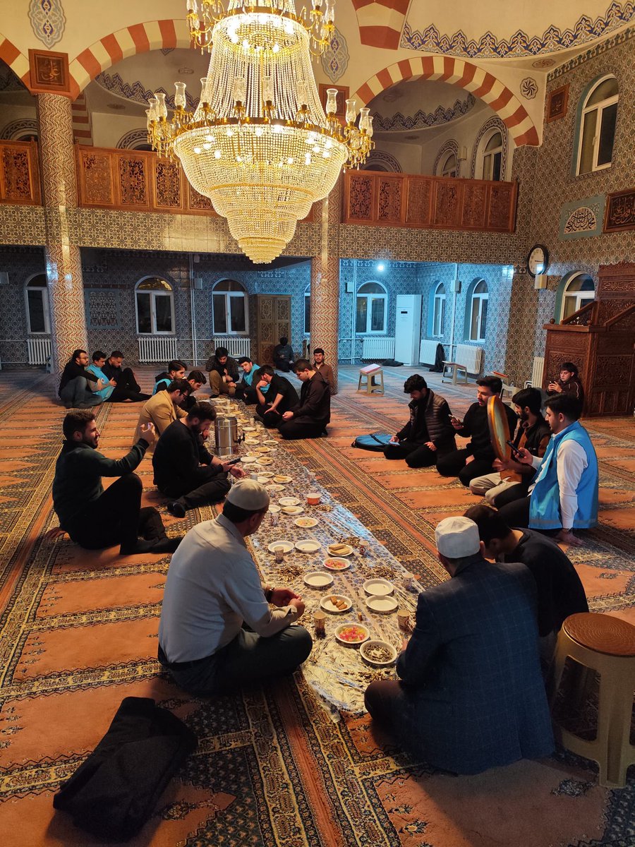 BitlisKYGM's tweet photo. Hikmet Kiler Camii’nde öğrencilerimizle manevi atmosferi iliklerimize kadar hissettiğimiz bir iftar programı gerçekleştirildi.🤗
#YurdumdaRamazan

📍Beş Minare Yurdu https://t.co/ILUL0WG8Gq