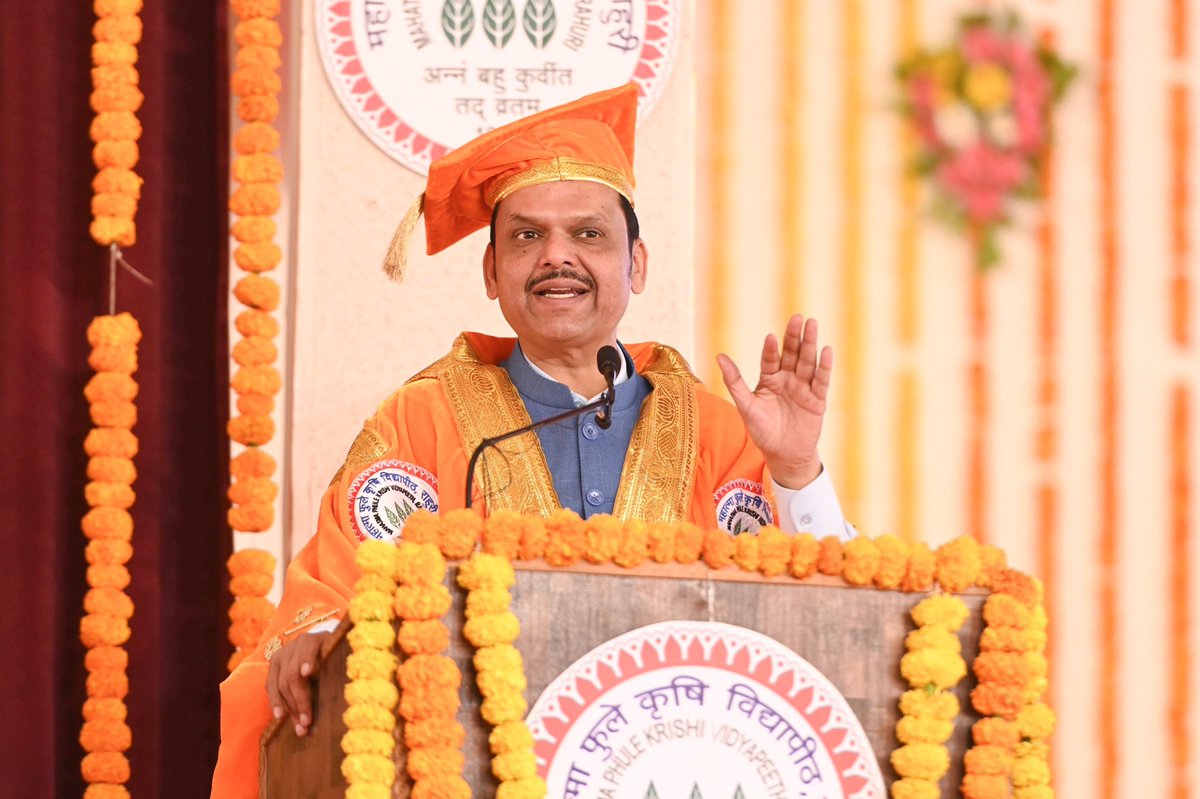 MILINDbRAUT's tweet photo. @Dev_Fadnavis राजकारणाचे चाणक्य मुख्यमंत्री  श्री. देवेंद्रजी फडणवीस साहेब आपणांस 'डॉक्टर ऑफ सायन्स' ही मानद पदवी प्रदान करण्यात आली, ही आम्हा सर्वांसाठी अभिमानाची बाब आहे. शेती आणि शेतकऱ्यांच्या सर्वांगीण विकासासाठी च्या दूरदृष्टीचा हा सन्मान आहे.  देवाभाऊंचे मनःपूर्वक अभिनंदन https://t.co/Kmcv5BhqxH
