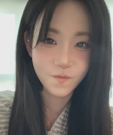 oddXinyeoubi's tweet photo. GUYS OMFG ASDKJAHSD SHE REALLY LOOKS LIKE A CAT WHEN SHE PURSES HER LIPS😭😭😭 https://t.co/YvcE5ZCscH