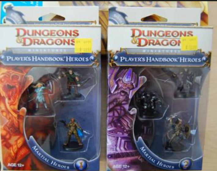 addgianni's tweet photo. #DnD🧠
dndmini 変遷まとめ その6
メタルからプラスチックへ、そして彩色済みへ。
D&Dミニチュアにおける大衆化と、大手玩具メーカー主導によるビジネスモデル変革の歴史を紐解いてみようと思います。
🛡️ D&Dミニチュア:メタルからプラスチックへの大転換(3.0e~5e)
3版が始まった2000年代初頭、ミニチュアの世界には未曾有の地殻変動が起きました。それは単に素材が変わっただけではなく、ルールの改訂そのものがミニチュアの買い換えを促す強力な装置として機能した時代でもありました。
■ 3rd Edition(3.0e):WotC自社製メタルの試行錯誤
・メーカー:Wizards of the Coast (WotC) 自社生産
・背景:TSRを買収したWotCは当初メタル製にこだわっていました。2000年に発売された、最初期のD&Dの前身たるミニチュアウォーゲームの名を冠した「Chainmail(チェインメイル)」というミニチュア・スカミッシュゲーム用のメタルフィギュアが、3.0eの公式ミニチュアとして機能していた時期です。
・特徴:ラル・パーサ時代のような繊細さよりも、3版特有の設定やデザインを踏襲した、少しボリュームのある骨太な造形が目立ちました。
■ 3.5 Edition:マスの定義変更とDDM革命(2003年~)
ここで歴史が大きく動きます。WotCはメタルを捨て、彩色済みプラスチック製・ブラインドボックス形式という、TCG(マジック:ザ・ギャザリング)に近いビジネスモデルを導入しました。これが「D&D Miniatures (DDM)」です。
この移行期、ルールの根本的な変更がミニチュア市場に衝撃を与えました。
・フィギュアの向き(Facing)の廃止
3.0版まで存在したフィギュアの「向き」という概念が3.5版で廃止されました。これにより、以前は長方形のベースに乗っていたLサイズ以上のクリーチャーが、2x2マスの正方形ベースへと統一、大型化されました。
・強制的な買い換えの発生
ベースの規格が変わったことで、以前のメタルフィギュアではグリッド上のサイズが合わなくなり、メーカーは実質的に利用者に新規格への買い換えを促すことに成功しました。
・デザインの解放
一方で「向き」を気にしなくて良くなったことで、それまでの画一的なポーズから解放され、よりダイナミックで自由なポーズやデザインが可能になったという側面もあります。
■ 4th Edition:ハズブロ社の戦略とサイズの更なる肥大化
発売元がWotCから親会社である大手玩具メーカー、ハズブロ(Hasbro)社の色が強まった4版では、その傾向がさらに加速します。
・戦術重視とスケールアップ
4版ではグリッド戦闘がMMORPGのようにタイル上で厳密に管理される仕組みとなり、ミニチュアはゲームプレイに不可欠なパーツとなりました。
・ジャイアント等の大型化
ルール再編により、ジャイアントなどの大型クリーチャーのサイズ定義がさらに大きくなり、以前の版のミニチュアでは迫力が足りなくなるほどのサイズ差が生まれました。ルールによって「より大きく、より高い」フィギュアの需要を創出し、コレクションを刷新させるという玩具メーカーらしい戦略が見て取れます。
■ 5th Edition:WizKidsとの共闘(現在)
・メーカー:WizKids(ウィズキッズ)
・背景:WotC(ハズブロ)は自社製造を諦め、ライセンスをWizKidsに委託。これが現在、私たちがショップで目にする形です。
現在のラインナップ:
・Icons of the Realms(彩色済み):塗装の精度が飛躍的に上がったDDMの正統進化版。
・Nolzur’s Marvelous Miniatures(未彩色):自分で塗りたい層に向けた、下地(サフ)済み高品質プラスチック製。
■ 振り返ってみて
かつてのメタルフィギュアは、職人が丹精込めて作った1点ものの魔導具でしたが、3.5版以降は大手メーカーの戦略によって、誰もが手軽にダンジョンを再現できる汎用アイテムへと変貌しました。
前世紀からメタルを愛でてきた身としては、プラスチックの軽さに少し寂しさを感じることもありますが、現在の精緻なプラスチック成形技術は、かつてのホワイトメタルにも負けない表現を可能にしています。
ルールとビジネス、そして技術の変遷。そのすべてが今の冒険の風景を作っているのですね。
この「Facingの廃止」と、「WoC、Hasbroの戦略」は、(RPGの成り立ちから推測しても当然の事なのですが)ミニチュアが単なる付属やオプションなどではなく、ゲームの「エコシステム」の一部であることを示しているのかも
と最近愚考するに至った次第です。
次は3版以降の非公式やパイゾ等の流れをお伝えしていきたいと思います。