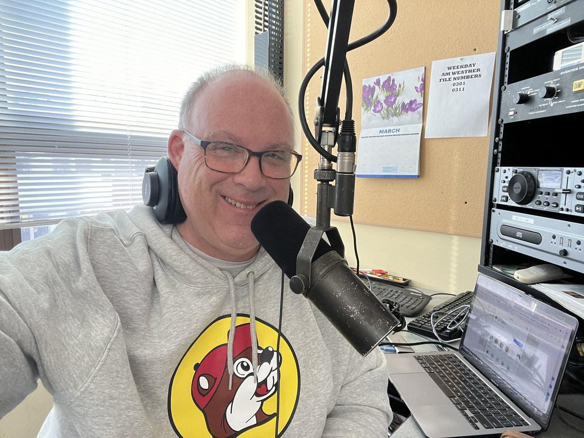 double5's tweet photo. Live with Meet the Beatles on WGCH and Robcasting now!
I'm rocking the Buc-ee's hoodie that Dan Murphy got me!
https://t.co/gpDiIC4DFs
https://t.co/A6FnLaE97m
#TheBeatles #YeahYeahYeah
#HaveaGreatShow https://t.co/ECJ56xzI0c