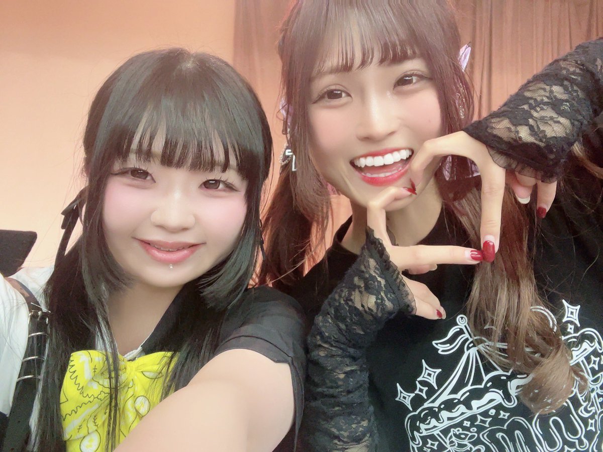 そんでもって念願の🫶
なんか急に緊張して顔ひきつったｶｰﾓ😳💦

お写真ありがとうございます🥲🥲🥲
いつも綺麗な歌声やなぁて思って聴いてました🫧

#橘花アヤカ  #neomelty 
#大園くるみ  #MEiSM