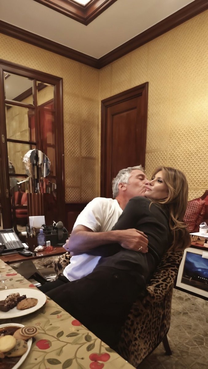 简单的疑问：这婊子是爱泼斯坦玩够了送给川普的？还是川普骗回家 ...