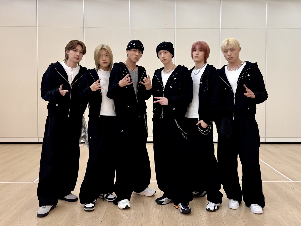 P1H_official's tweet image. [📸] P1Harmony (피원하모니) ‘UNIQUE’ Dance Practice

➕ youtu.be/n5jRi5La6vo

#P1Harmony #피원하모니 #UNIQUE