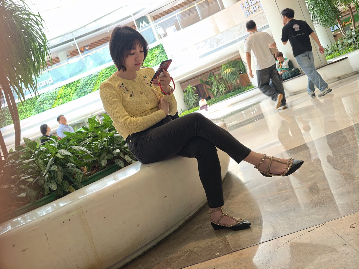 sam79355314's tweet photo. Valentino加攻速？  #淫脚 #淫鞋 #街拍 #美足 #美鞋 #挑鞋 #平底鞋 #趾缝 #足弓 #脚底 #趾缝 #玉足 #高跟鞋 #打胶 #扫楼 #少妇 #御姐 #骚鞋 #美女 #射鞋 https://t.co/k0oeSbj91x