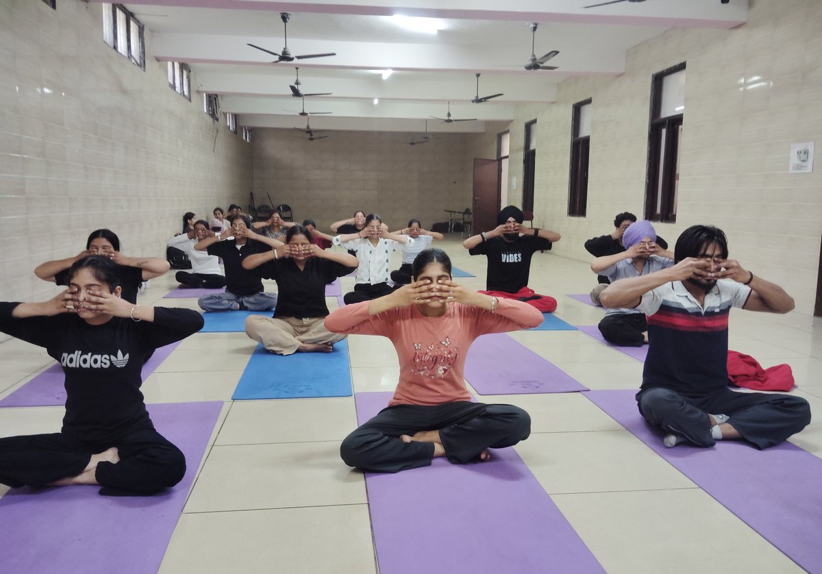 MAnkitYogi's tweet photo. दवाई से बेहतर है
रोज़ की योग साधना।
छोटा प्रयास, बड़ा लाभ।
#CMDiYogShala https://t.co/riaPs1IdRa