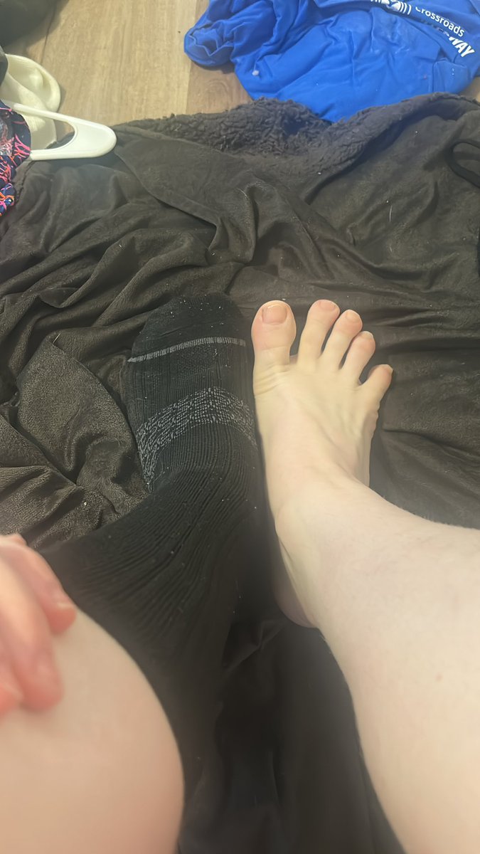 AdorableEviers's tweet photo. #femboy #onlyfansboys feet?? https://t.co/WXg5jHY46h