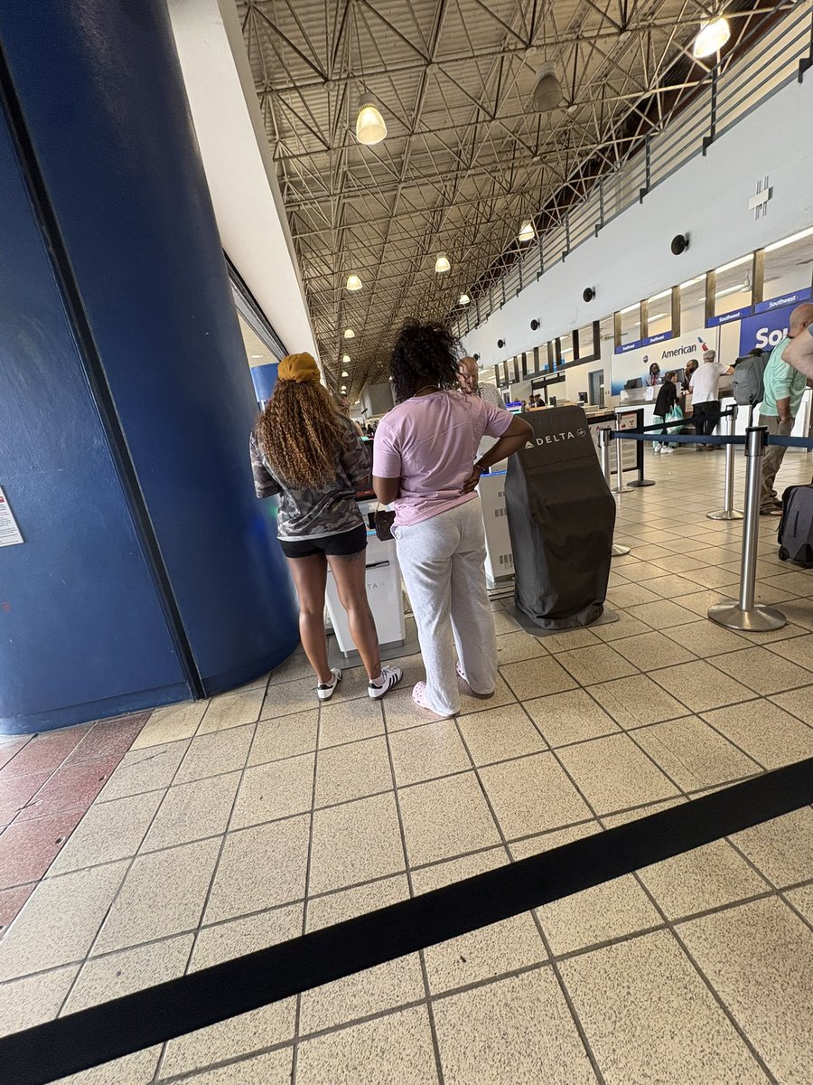edgeofjuco's tweet photo. Guess who skipped the check in line at the airport ? Who would’ve guessed. #IHATETHEM https://t.co/g4NctIwfgL