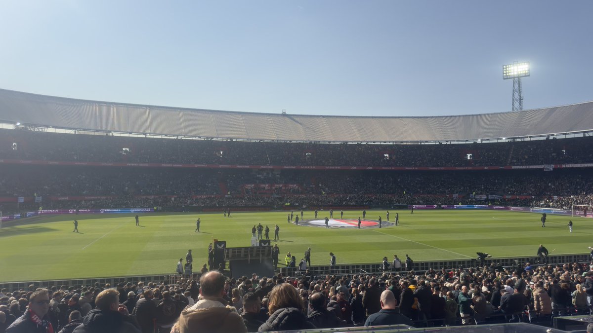 woutfassbender's tweet image. Uitstapje naar Excelsior, dat op bezoek gaat bij Feyenoord. Geen Jonathans (knieblessure), Raatsie (schouder) en Nadje (uit de selectie gezet). Hansson keert terug van een blessure, Zagré van een schorsing.  #excelsior #feyexc