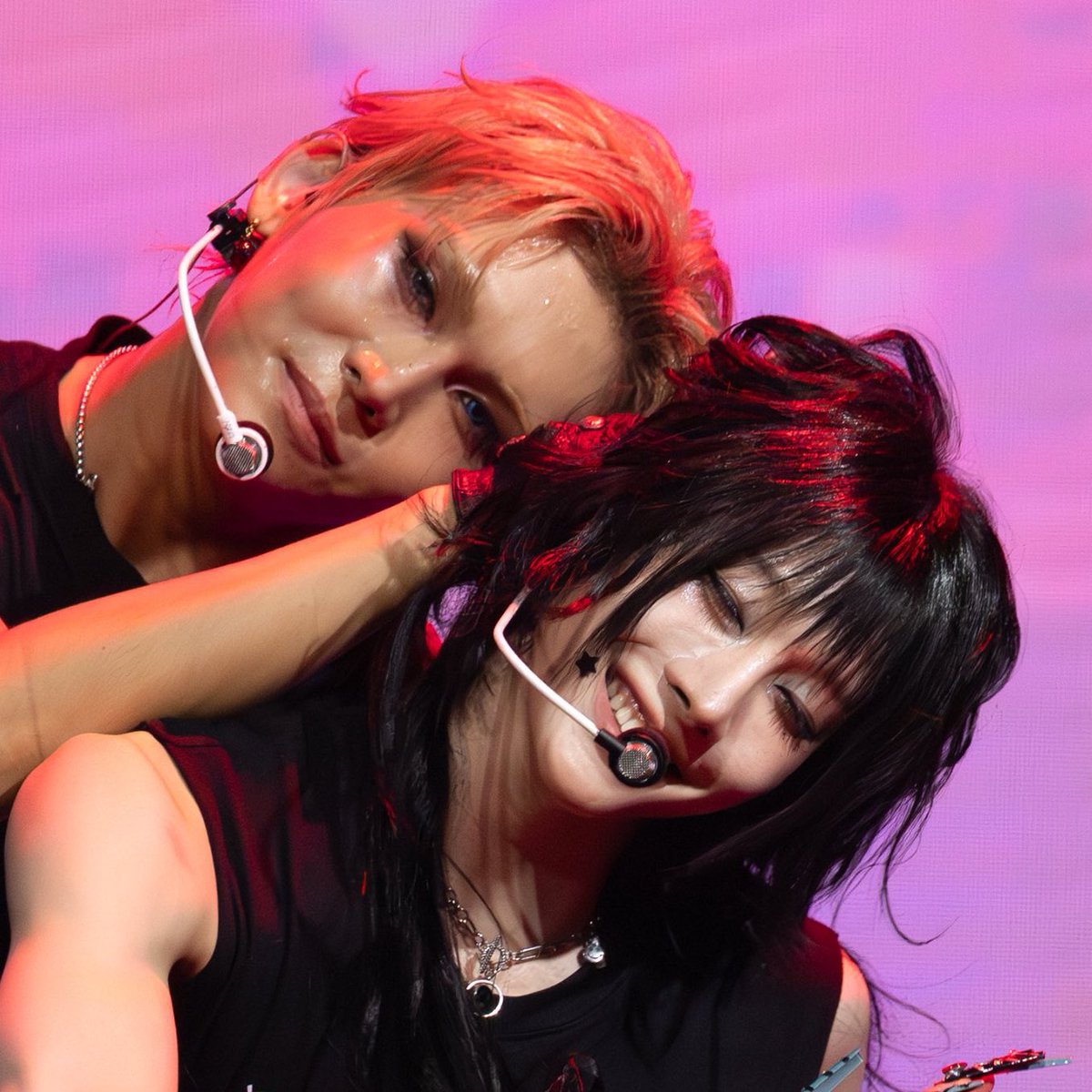 Rui big ass smile Hyun hand in her hair oh my lavenderz