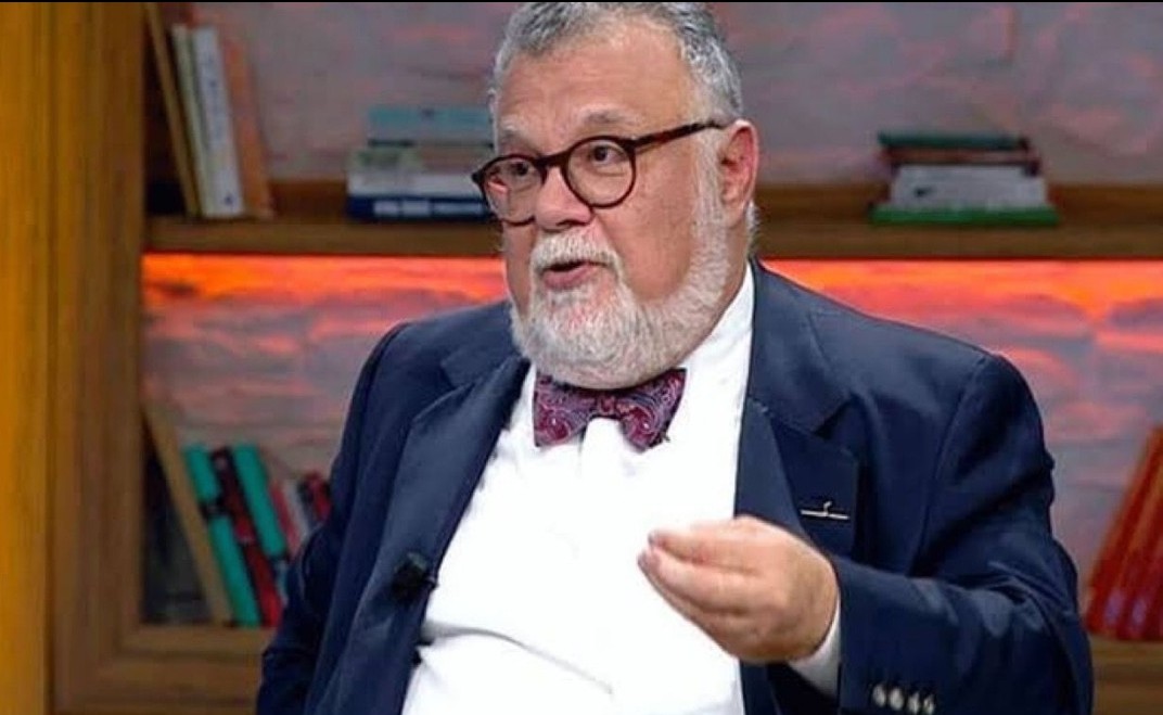 Celal Ṣengör:
"Halk sıtma ile boğuşurken, padişahlar borç para ile cami ve saray yaptırıyordu. Tarih tekerrürden ibarettir..." demiṣ