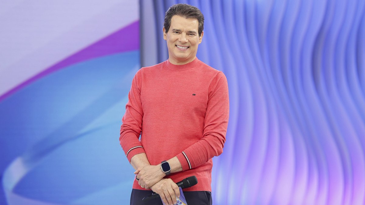 theblessed02's tweet photo. 🚨 Agora: SBT estreia o novo cenário do #DomingoLegal. Após cerca de 5 anos, o programa de Celso Portiolli ganha cenografia reformulada e visual mais moderno. https://t.co/DbDfEHuWHg