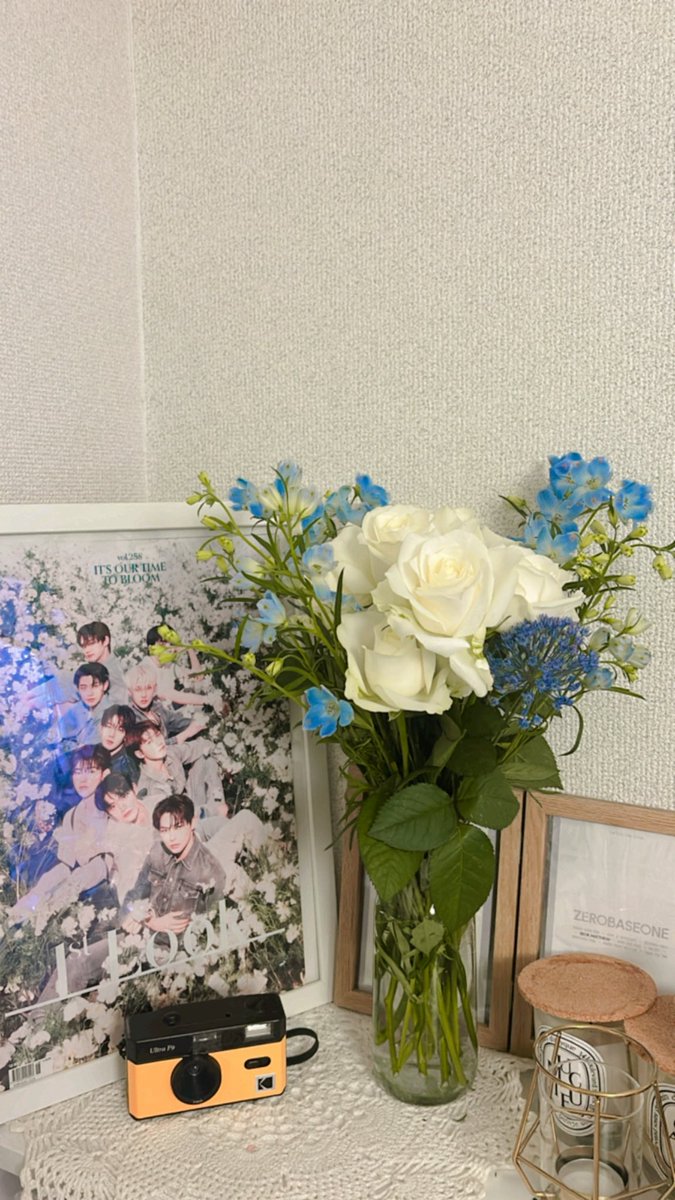 stqr___'s tweet photo. 哀しいに包まれながら現地にはいけなかったので日本ですごしました🥲お花は9本の白いバラでつくってくれました🌹9本の白い薔薇の花言葉は「永遠に一緒にいたい」ドレスコードのzb1順で色をさしたよ🤍🩵🩷💜
9人のzerobaseoneを最初から最後まで応援できて幸せでした！！ https://t.co/i3OVi22ga2