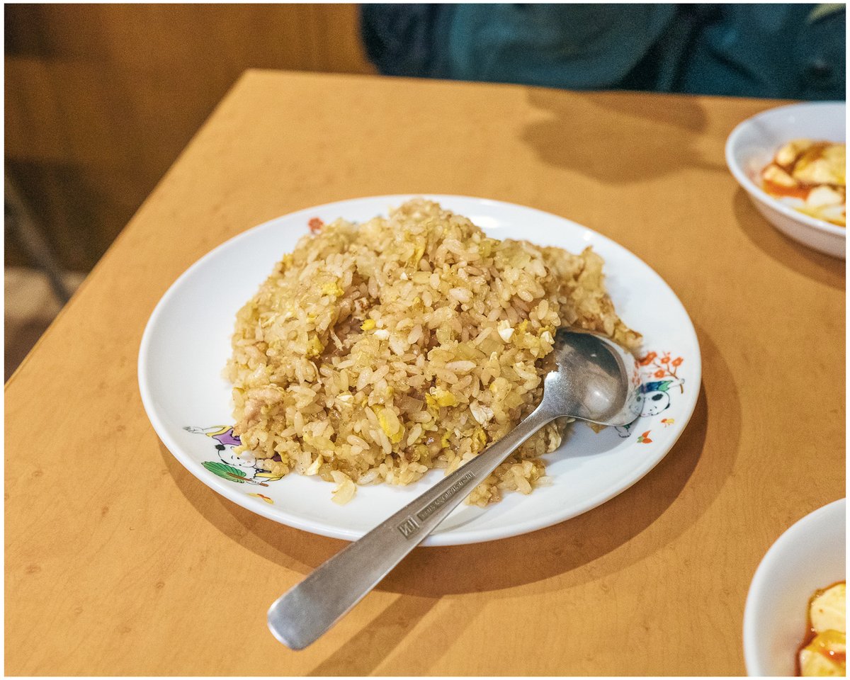 お皿のデザインまで含めて、すべてが美しい。
味・見た目・器、三拍子そろったパーフェクト炒飯でした。