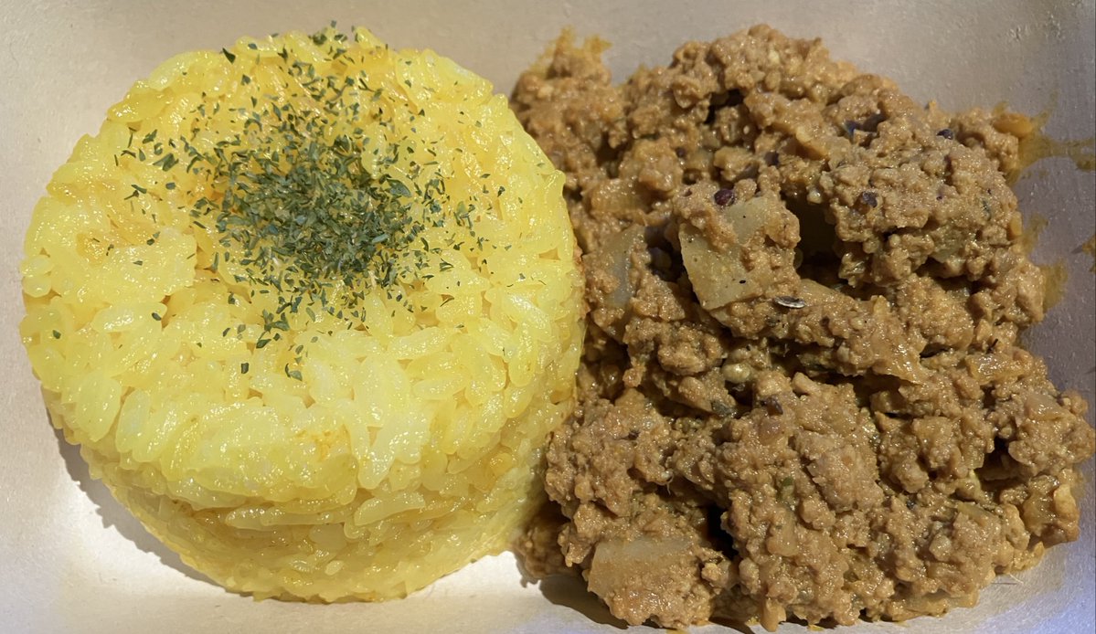 bR8OewOQAiUcnvd's tweet image. 昨日と趣は変わってノリノリのLive in 初桜座🌸さん　＃ThrowLine 凱旋ツアー🎼
甲府公演は #はや亭カレー に #宇宙ビール 
が頂けちゃった😋
アタフタしてて🍛冷めちゃったけど冷めても美味しい😋
ほんとにご褒美満載✨✨
お腹も心も満タンです💕ご馳走様でした🙏