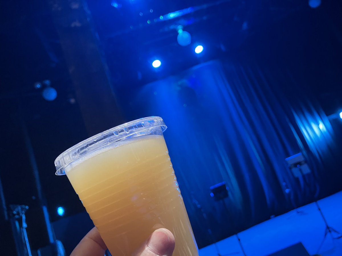 bR8OewOQAiUcnvd's tweet image. 昨日と趣は変わってノリノリのLive in 初桜座🌸さん　＃ThrowLine 凱旋ツアー🎼
甲府公演は #はや亭カレー に #宇宙ビール 
が頂けちゃった😋
アタフタしてて🍛冷めちゃったけど冷めても美味しい😋
ほんとにご褒美満載✨✨
お腹も心も満タンです💕ご馳走様でした🙏