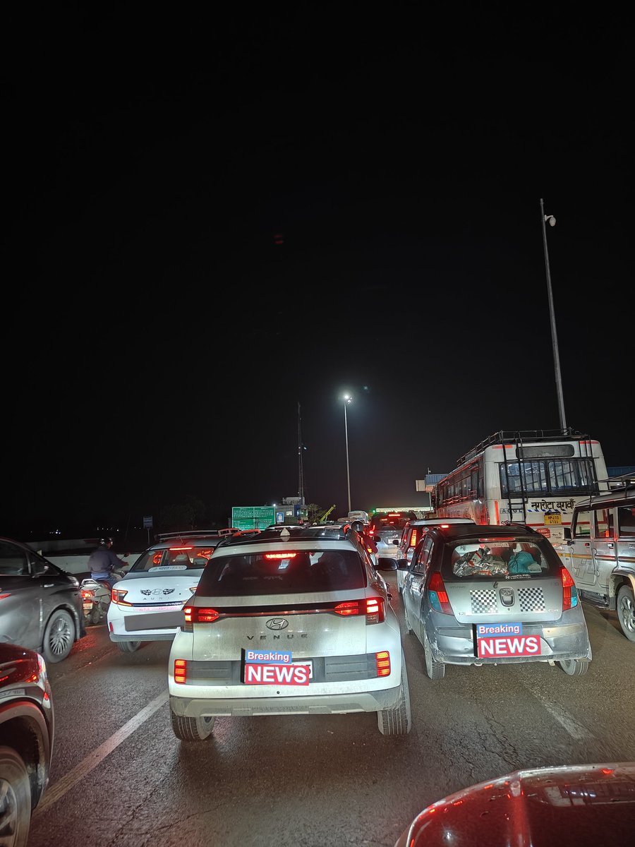 aniagarwal97's tweet photo. Traffic at the toll booth in the country where roads are built with space technology.

@NaMo4PM @PMOIndia @nitin_gadkari @RahulGandiFan1 https://t.co/h8obHuZcKw