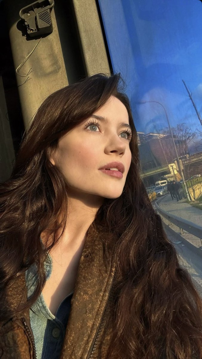 Uzaklara dalmak iyi gelir...
Derinlere dalmak  kolaydır , zor olan derinlere  daldığında dağılmamaktır.
Derinleri severim ama nefesime aşığım...🌼🌼🌼🌼🌼
YAĞMUR YÜKSELLL