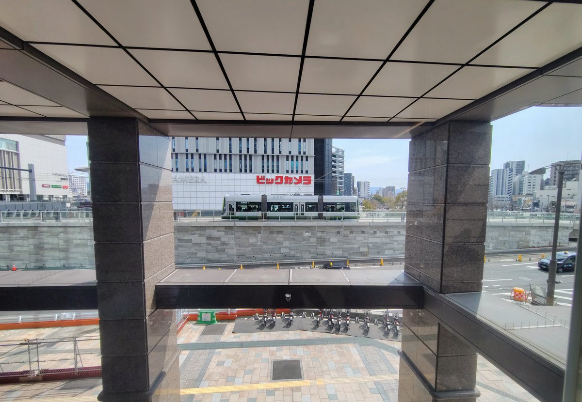 anaguma09's tweet photo. 福屋広島駅前店2階の館内通路が凄かった。
ちょっと休めるスペース＆窓越しに路面電車がフレームイン！
駅前大橋から広島駅まで、今まで１階→地下2階→2階の上下移動が、1階→2階で済むようになり便利。 https://t.co/duD1gEv5K3