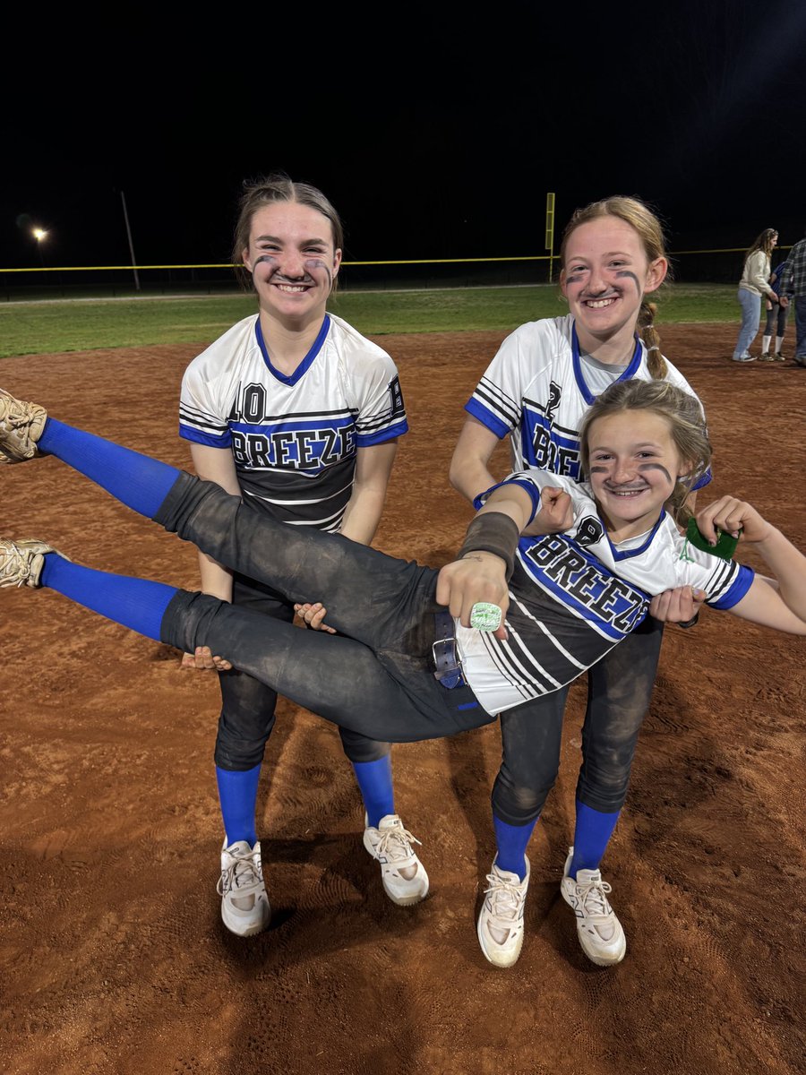 EverleighGrace8's tweet photo. First place this weekend!!!!! 💙🥎 https://t.co/PsBwEdAF5L