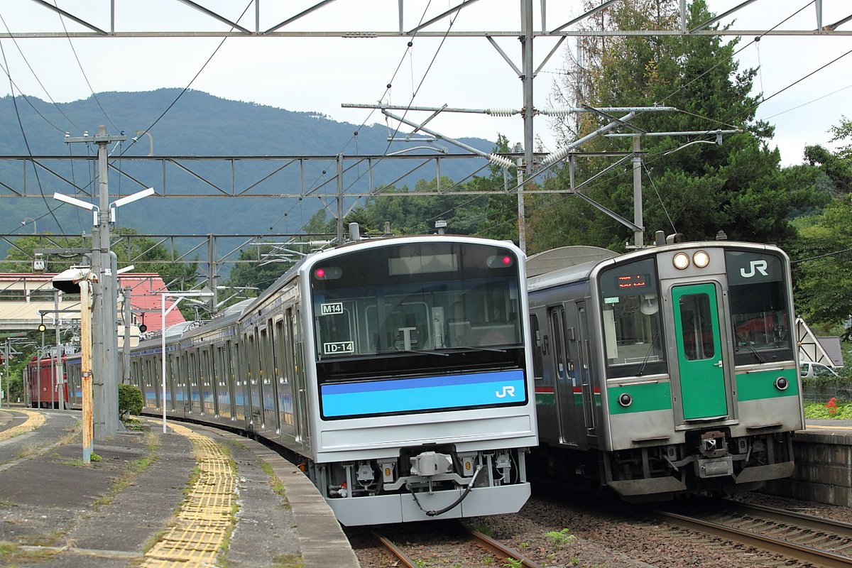ED75mania's tweet photo. 仙石線も昨日で205系が定期運用から引退したそうで。
かつて通勤で毎日お世話になっていた車両が無くなっていくのは、撮り鉄で追いかけた車両が無くなるのとはまた違った寂しさを感じます。
M14編成が検査明けで郡山から塒へ帰る道中、峠の駅で小休止していると、701系と顔を並べました。 https://t.co/XRGZN3cwUU