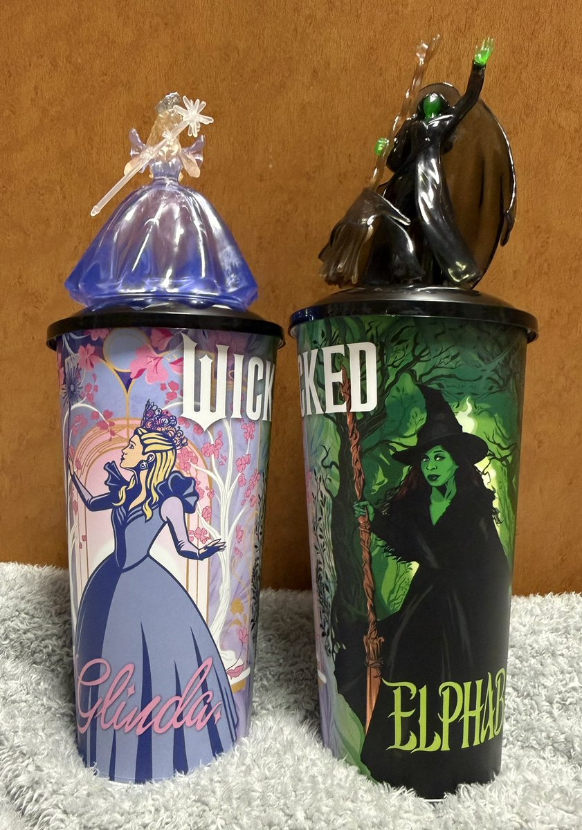 ajitwi1's tweet image. いろいろ回ったけどどこも売り切れで諦めてたウィキッドドリンクカップ買えた〜🫧🧹　
新宿ピカデリーはまだありそうだったのでまだの方は行ってみてはいかがでしょう！　
　
しかしウチはこういうのを綺麗に撮る空間がないのでこんな雑な背景で残念 #ウィキッド #Wicked #永遠の約束