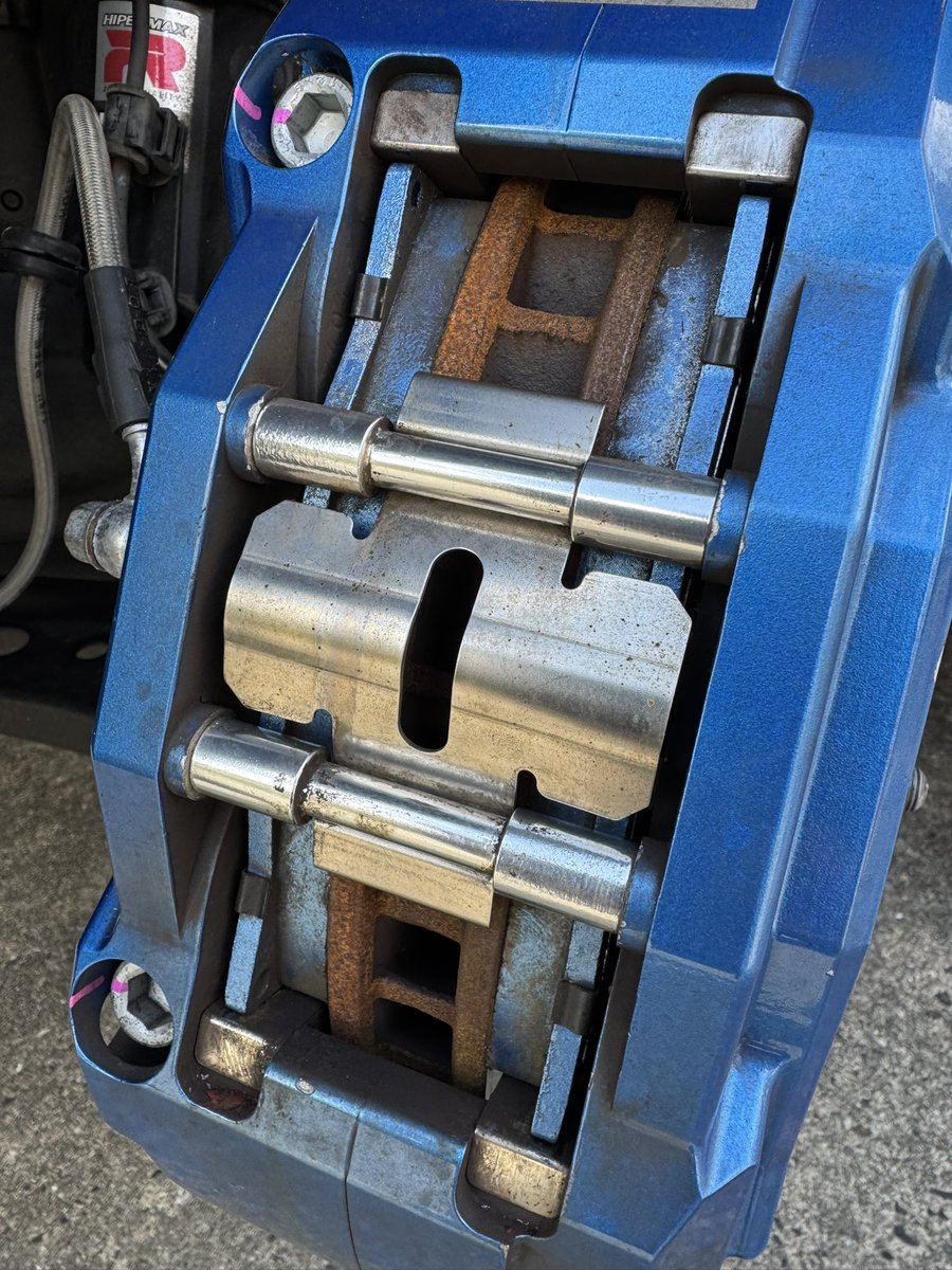 Marin2117861's tweet photo. 2日前の事ですが、自分でブレーキパッドの交換をやってみました!
ピストン戻しなどの道具を揃えて挑みました‼️
そして何も問題なく終わり、昨日・今日と少し走りましたが、大丈夫そうでした👍
こういう作業を自分で出来るのは本当に楽しいです‼️💮
#BRZ
#86BRZ
#runduce https://t.co/oHtbKvdZnf