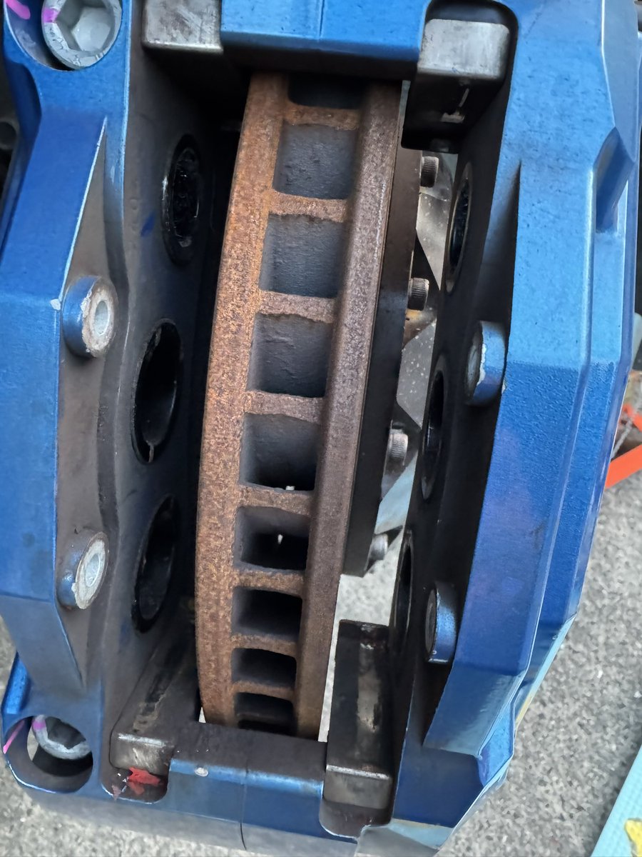 Marin2117861's tweet photo. 2日前の事ですが、自分でブレーキパッドの交換をやってみました!
ピストン戻しなどの道具を揃えて挑みました‼️
そして何も問題なく終わり、昨日・今日と少し走りましたが、大丈夫そうでした👍
こういう作業を自分で出来るのは本当に楽しいです‼️💮
#BRZ
#86BRZ
#runduce https://t.co/oHtbKvdZnf