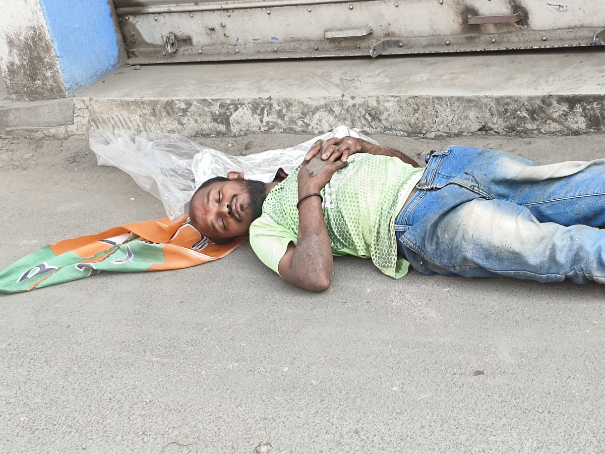 Marxist26's tweet photo. @SuvenduWB হিন্দু তো ঘুমিয়ে পড়েছে এবার কি হবে তাহলে🤔 https://t.co/tduzzFCcVO