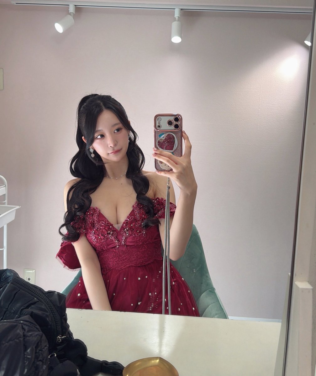 ライブ前にいつもお世話になっているヘアメイクさんがいるサロンにヘアセットに行ってきました❤️

💇‍♀️💄https://t.co/NkdVScrMW6

まだメイク全然終わってないから顔うすいけど🤣

ヘアセットサロンに行くのは人生初めてだったけど、絶対に素敵に仕上げてくれるっていう信頼がありすぎて行ってきました💖

朝からかわいい髪の毛に仕上げてくれてありがとう🥺✨

撮影とかで、メイクもしてもらってるから
フルメイクもおすすめです絶対かわいくしてくれる！